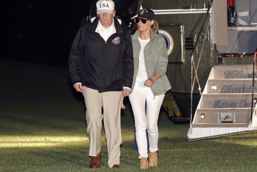 Presiden AS Donald Trump dan istrinya Melania saat tiba kembali di Gedung Putih usai kunjungan ke Puerto Rico, (3/10).