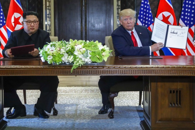 Korut: Perundingan Denuklirisasi Trik demi Pemilu AS. Foto ilustrasi Presiden AS Donald Trump dan Pemimpin Korut Kim Jong-un membuat kesepakatan pelucutan senjata nuklir.