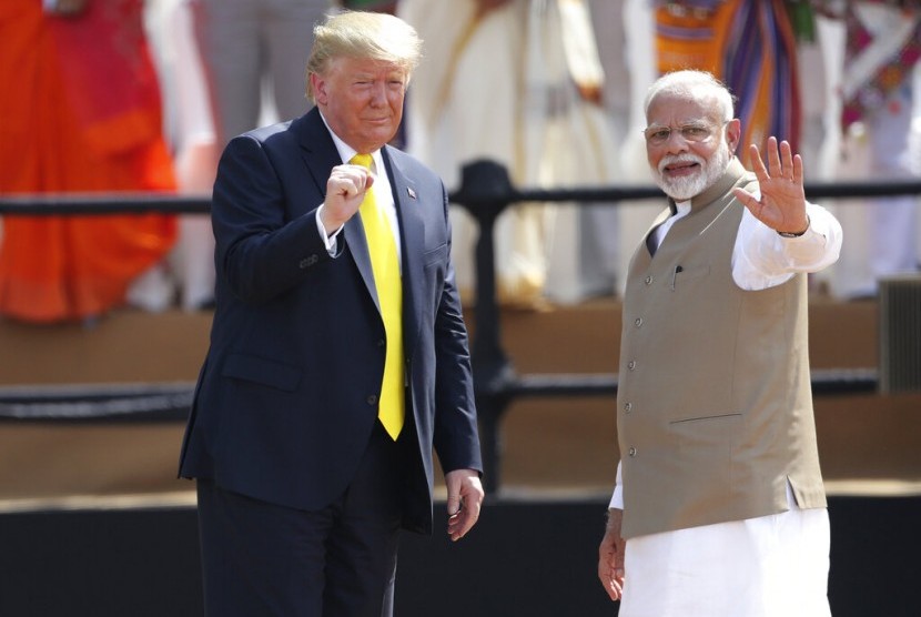Trump Ingin Tingkatkan Penjualan Peralatan Militer ke India. Presiden AS Donald Trump dan Perdana Menteri India Narendra Modi di Sardar Patel Stadium, Ahmedabad, India, Senin (24/2).