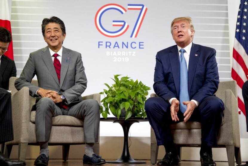 Presiden AS Donald Trump dan Perdana Menteri Jepang Shinzo Abe berbicara di depan jurnalis dalam KTT G7 di Biarritz, Prancis, Ahad (25/8).