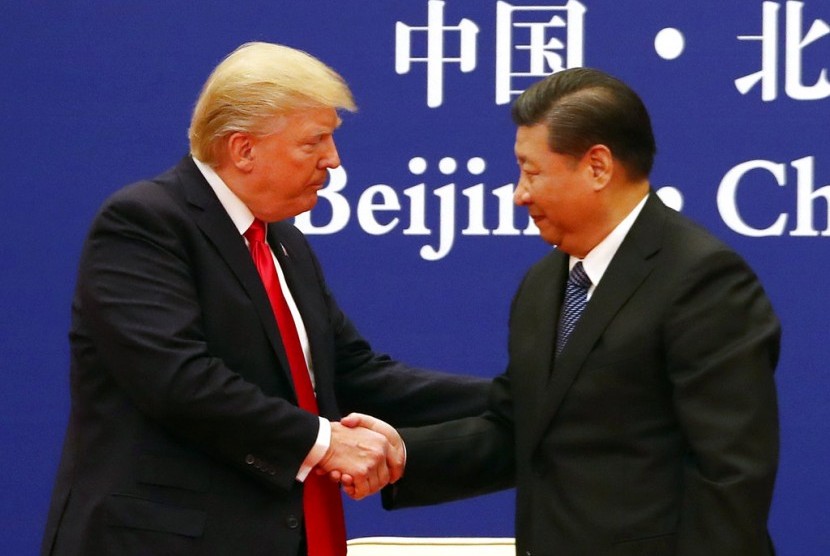 Presiden AS Donald Trump dan Presiden Cina Xi Jinping di Great Hall of the People di Beijing, Cina, Kamis (9/11).