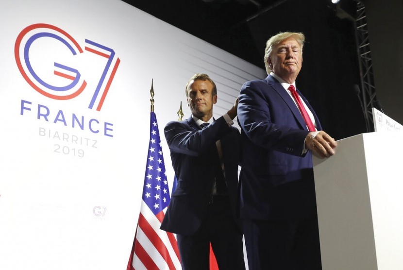 Presiden AS Donald Trump dan Presiden Prancis emmanuel Macron berbicara dalam konferensi pers KTT G7 di Biarritz, Prancis, Senin (26/8).