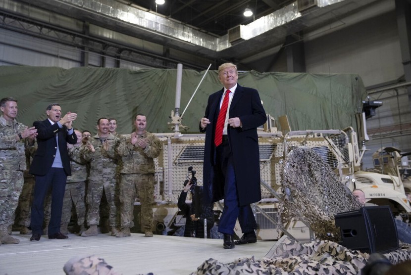 Presiden AS Donald Trump di panggung saat memberi sambutan kepada anggota militer AS saat kunjungan kejutan Hari Thanksgiving Day di Pangkalan Militer Bagram (Bagram Air Field), Afghanistan, Kamis (28/11). 