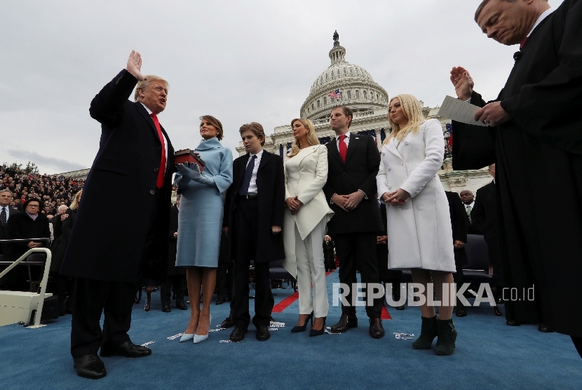 Presiden AS Donald Trump diambil sumpahnya saat upacara inagurasi di Gedung Capitol, Washington DC, Jumat (20/1).
