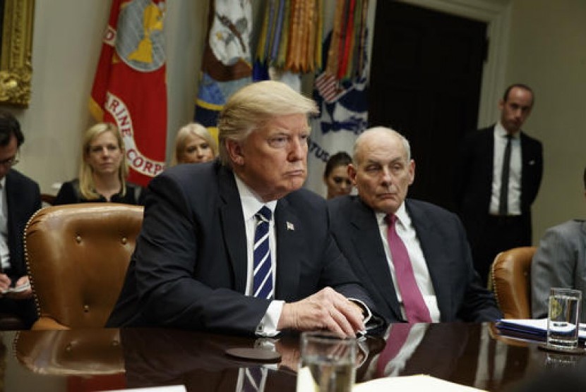 Presiden AS Donald Trump didampingi Menteri Keamanan Dalam Negeri John Kelly (kanan) dalam pertemuan mengenai keamanan siber di Roosevelt Room, Gedung Putih, 31 Januari 2017.