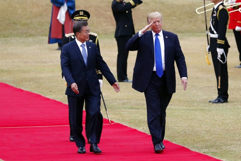 Presiden AS Donald Trump (kanan) bersama Presiden Korsel Moon Jae-in. AS dan Korsel sepakat membatalkan latihan militer gabungan demi kelanjutan proses perdamaian dengan Korut.