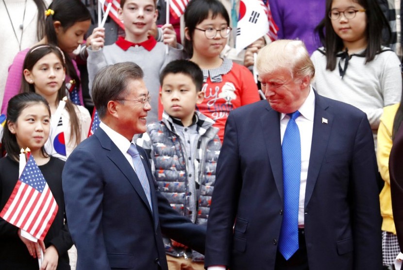 Presiden AS Donald Trump (kanan) dan Presiden Korea Selatan Moon Jae-in saat upacara penyambutan kedatangan Trump di Istana Biru di Seoul, Selasa (7/11).