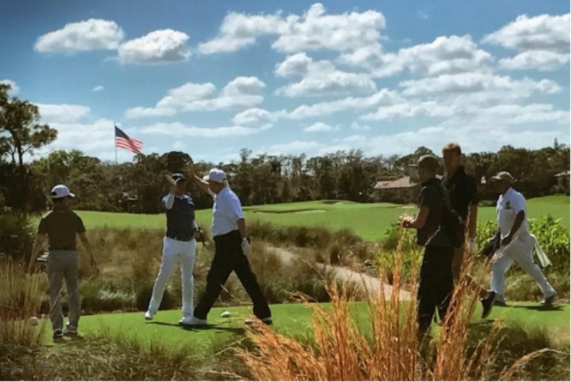 Presiden AS Donald Trump (ketiga kanan) melakukan tos Perdana Menteri Jepang Shinzo Abe saat bermain golf di Florida, AS.