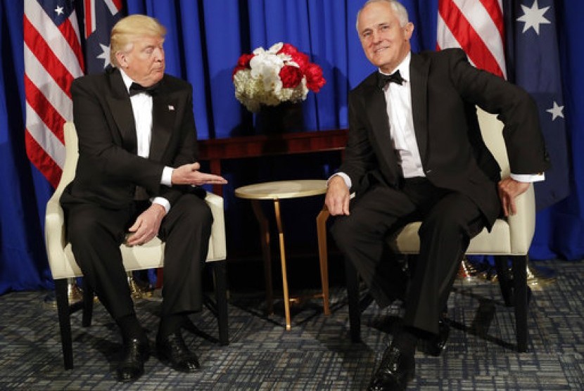 Presiden AS Donald Trump (kiri) bersama Perdana Menteri Australia Malcolm Turnbull saat bertemu di atas kapal USS Intrepid di Sungai Hudson, New York, Kamis, 4 Mei 2017. 