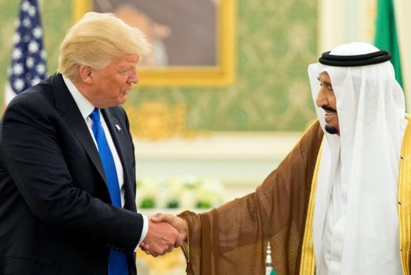 Presiden AS, Donald Trump (kiri) bersama Raja Salman (kanan)