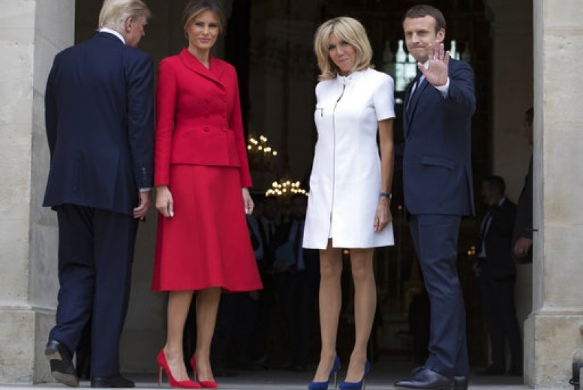 Presiden AS Donald Trump (kiri) dan Ibu Negara Melania Trump bersama Presiden Prancis Emmanuel Macron (kanan) dan Ibu Negara Brigitte Macron di Museum Les Invalides di Paris, Prancis, 13 Juli 2017.