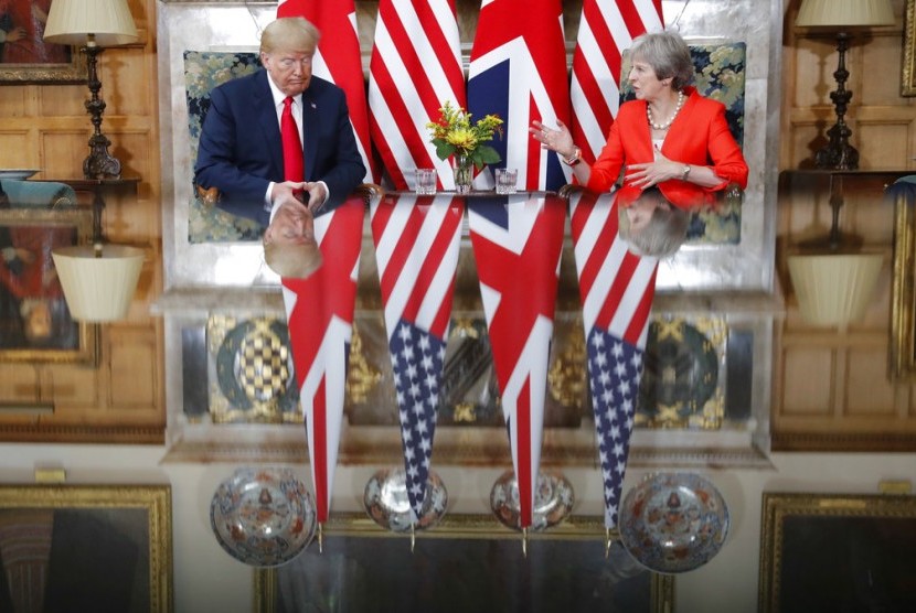 Presiden AS Donald Trump (kiri) dan Perdana Menteri Inggris Theresa May saat bertemu di Chequers, Buckinghamshire, Inggris, Jumat (13/7). 