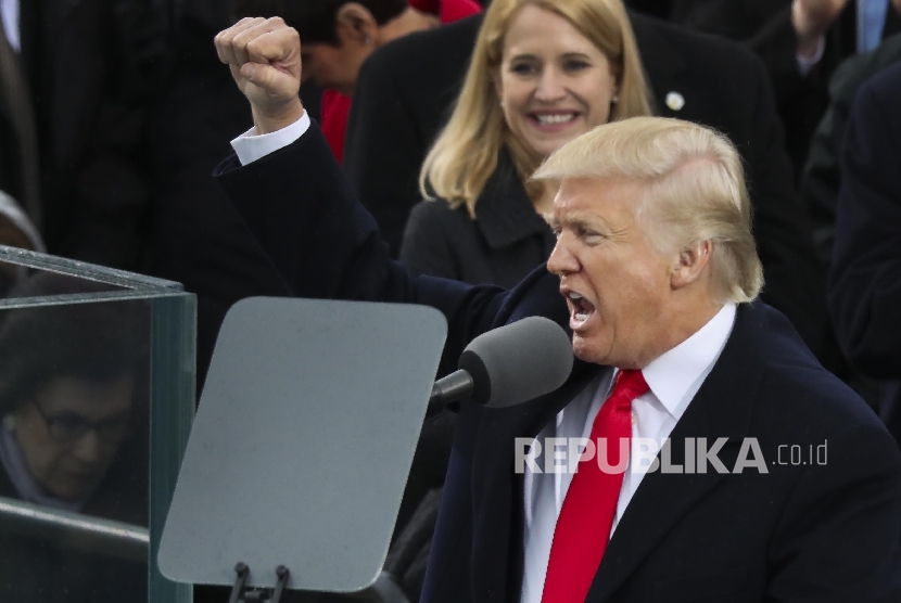 Presiden AS Donald Trump memberikan pidato pertamanya seusai dilantik menjadi presiden AS dalam upacara inaugurasi di Gedung Capitol, Washington DC, Jumat (20/1).