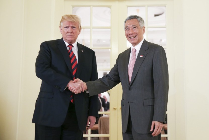 Presiden AS Donald Trump menemui Perdana Menteri Singapura Lee Hsien Long.