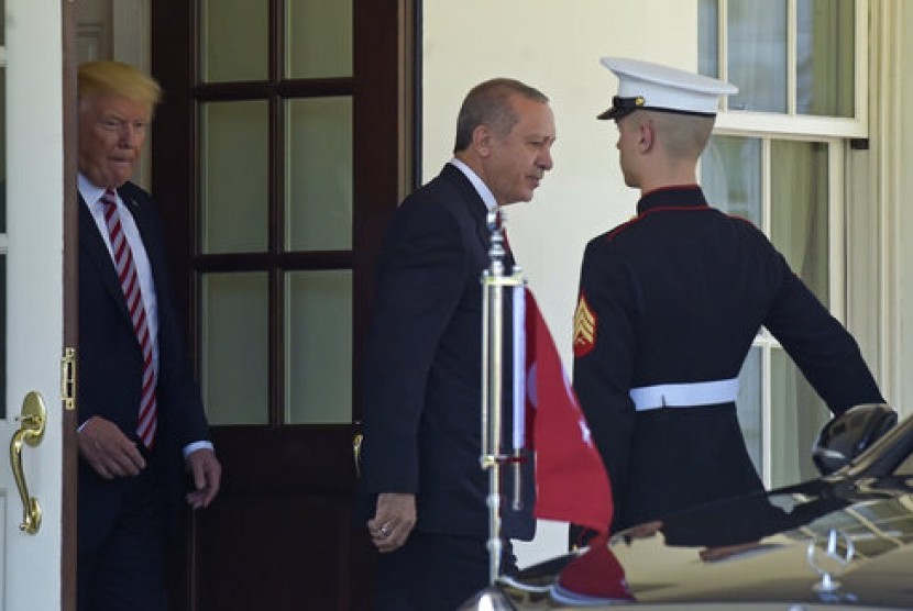  Presiden AS Donald Trump mengantar Presiden Turki Recep Tayyip Erdogan ke mobilnya usai mengunjungi Gedung Putih di Washington, Selasa, 16 Mei 2017.