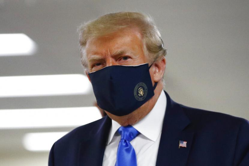 Presiden AS Donald Trump mengenakan masker.