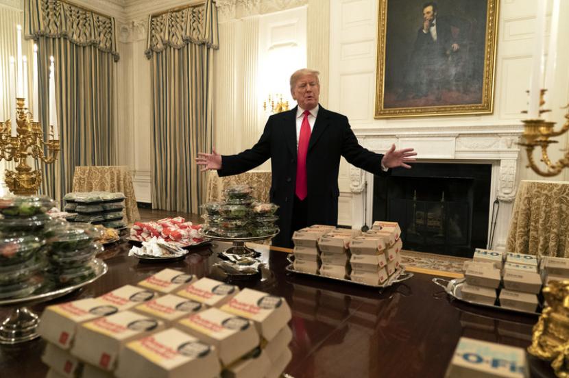 Presiden AS Donald Trump menjamu tim Clemson Tigers dengan hidangan dari McDonalds di Gedung Putih pada 14 Januari 2019. 