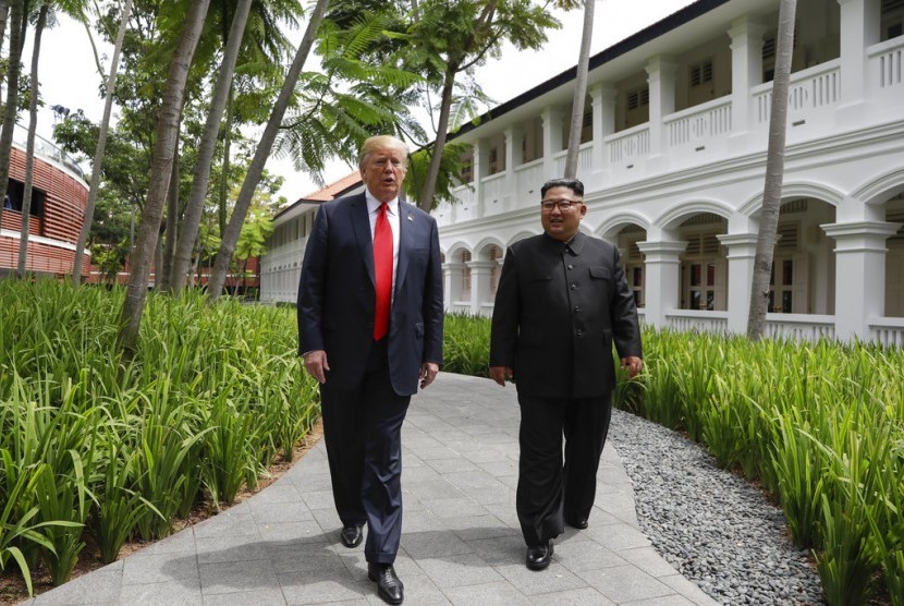Presiden AS Donald Trump saat berjalan dengan pemimpin Korea Utara Kim Jong-un di Hotel Capella di Pulau Sentosa Singapura, 12 Juni 2018.