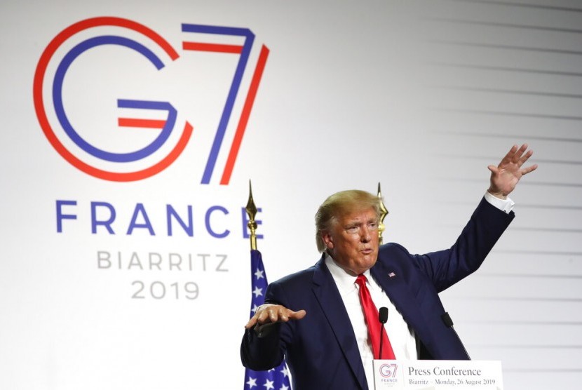 Presiden AS Donald Trump saat konferensi pers bersama Presiden Prancis Emmanuel Macron di KTT G-7 di Biarritz, Prancis, Senin (26/8).