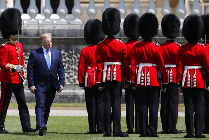 Presiden AS Donald Trump saat upacara penyambutan di taman Istana Buckingham di London, Senin (3/6). Trump melakukan kunjungan tiga hari di Inggris.