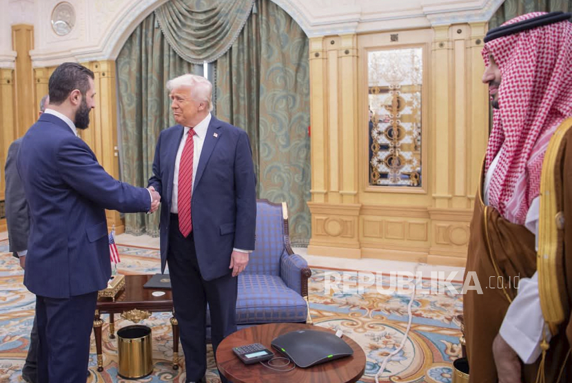 Presiden AS Donald Trump (tengah) bersalaman dengan Presiden Suriah Ahmad al-Sharaa di Riyadh, Arab Saudi, Rabu (14/5/2025).