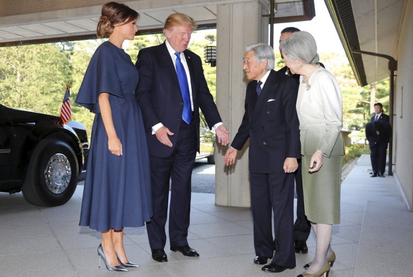 Presiden AS Donald Trump (tengah kiri) dan Melania Trump disambut Kaisar Akihito dan Permaisuri Michiko (kanan) saat tiba di Imperial Palace, Senin (6/11).