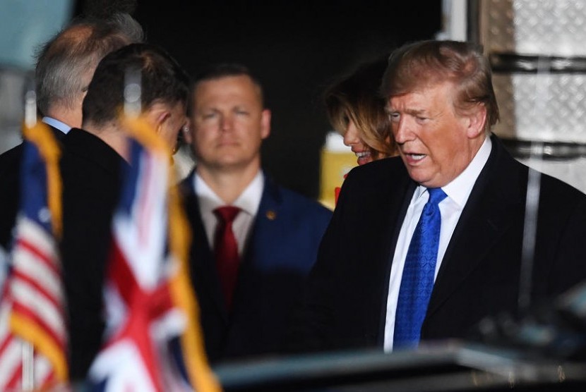 Presiden AS Donald Trump tiba di London untuk mengikuti pertemuan NATO, Senin (2/12). Donald Trump mengatakan ia dapat melihat Prancis pecah dari NATO.