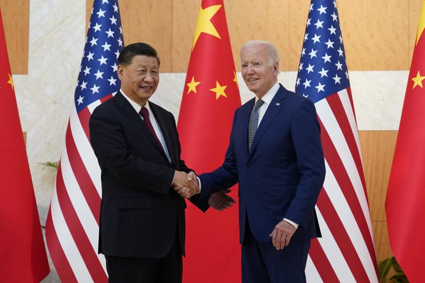 Presiden AS Joe Biden berjabat tangan dengan Presiden China Xi Jinping sebelum pertemuan mereka di sela-sela pertemuan puncak G20, Senin, 14 November 2022, di Nusa Dua, di Bali, Indonesia. 