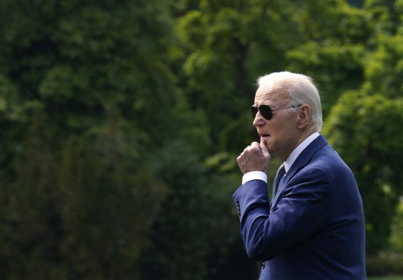 Presiden AS Joe Biden berjalan di Halaman Selatan Gedung Putih, sebelum keberangkatannya ke Valhalla, New York, di Washington, DC, AS, Rabu (10/5/2023).