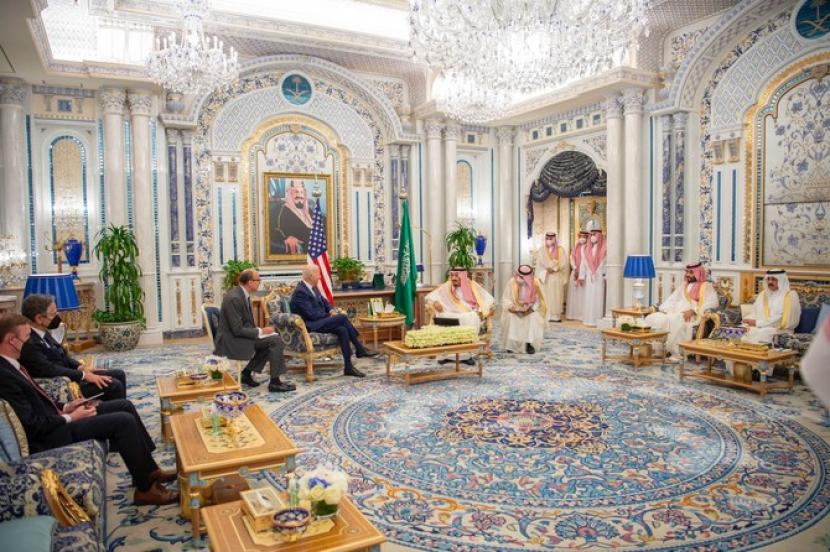 Presiden AS Joe Biden bertemu dengan Raja Arab Saudi Salman dan Putra Mahkota Arab Saudi Mohammed bin Salman di Istana Al-Salam di Jeddah, Arab Saudi, Jumat (15/7/2022). Pembunuhan Khashoggi, Putra Mahkota Arab Saudi Janji tak Ulangi Kesalahan