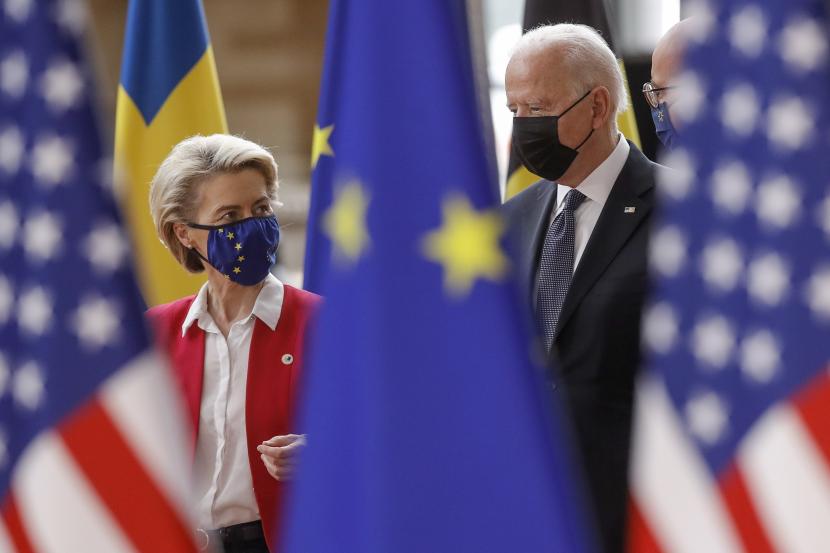Presiden AS Joe Biden (kanan) disambut oleh Presiden Komisi Eropa Ursula von der Leyen (kiri) menjelang KTT Uni Eropa-AS di Dewan Eropa di Brussels, Belgia, 15 Juni 2021.