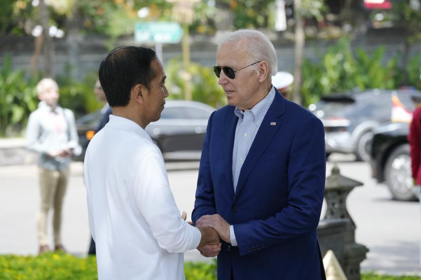  Presiden AS Joe Biden (kanan) dan Presiden RI Joko Widodo dalam sebuah kesempatan bersama beberapa waktu lalu.