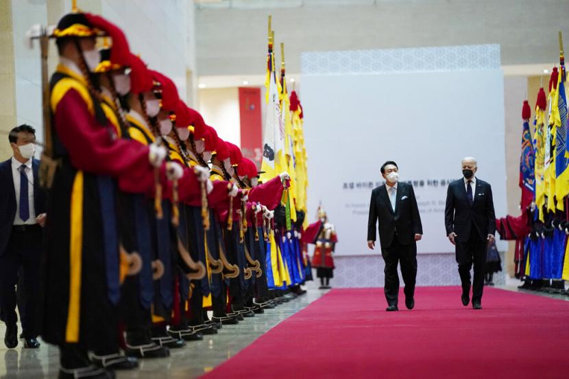 Presiden AS Joe Biden, kanan, menghadiri jamuan makan malam kenegaraan yang diselenggarakan oleh Presiden Korea Selatan Yoon Suk Yeol, kedua kanan, di Museum Nasional Korea, Sabtu, 21 Mei 2022, di Seoul.