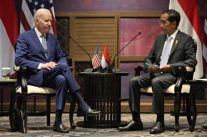  Presiden AS Joe Biden (kiri) berbicara dengan Presiden Joko Widodo dalam pertemuan bilateral menjelang KTT G20 di Nusa Dua, Bali, Senin, 14 November 2022.