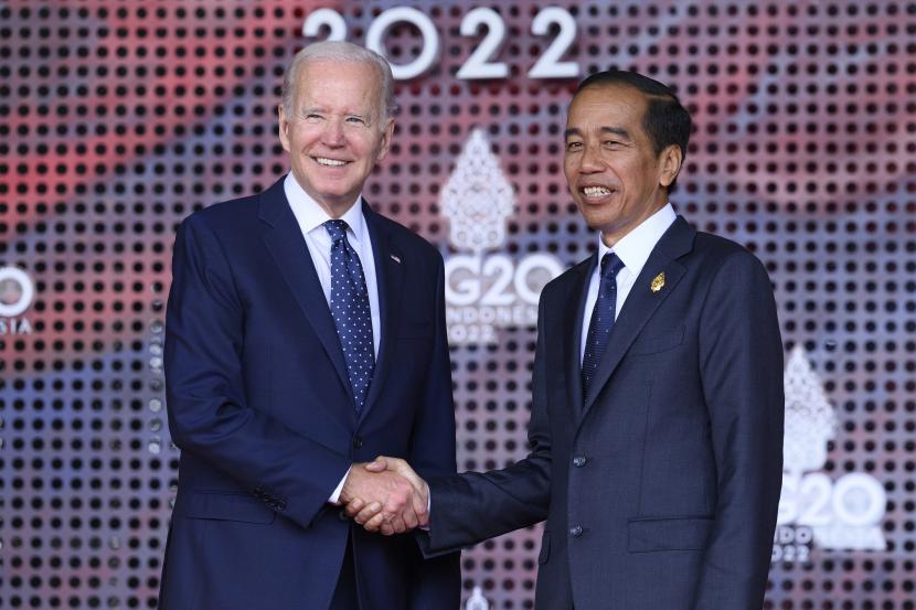  Presiden AS Joe Biden (kiri) disambut oleh Presiden Indonesia Joko Widodo di awal KTT G20, Selasa, 15 November 2022, di Nusa Dua, Bali, Indonesia.