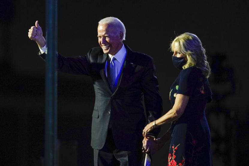 Presiden AS terpilih Joe Biden bersama istrinya Jill Biden usai berpidato di Wilmington Delaware, Ahad (8/11).
