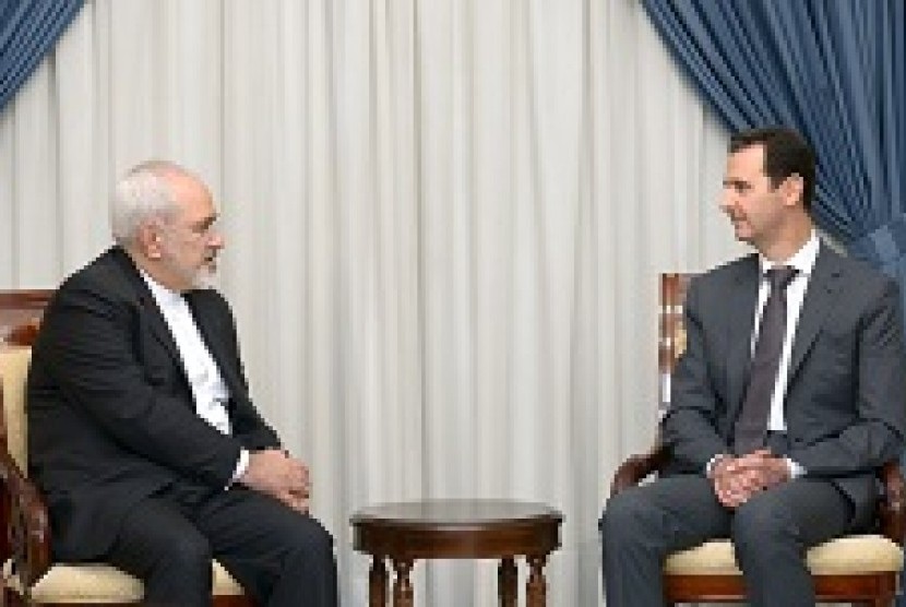 Presiden Assad (kanan) bertemu Menlu Iran Javad Zarif di Damaskus, Rabu (12/8) 