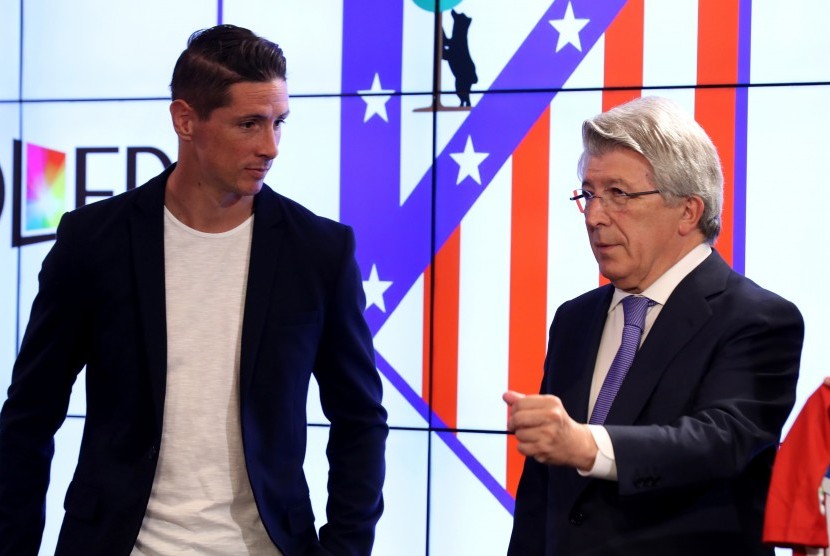 Presiden Atletico Madrid Enrique Cerezo (kanan) dan penyerang Fernando Torres (kiri). 