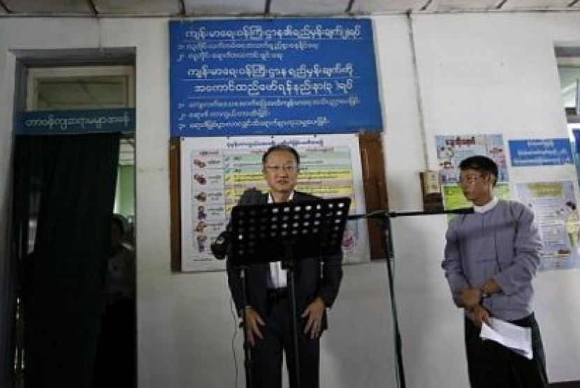 Presiden Bank Dunia, Jim Yon Kim, berbicara di sebuah rumah sakit di Yangon dalam kunjungan pada Ahad (26/1/2014).