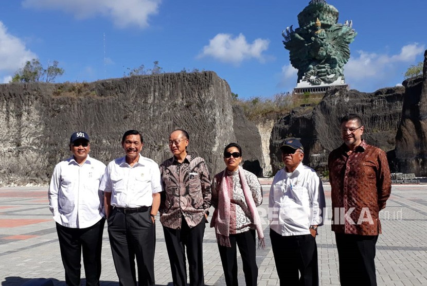 Presiden Bank Dunia, Jim Yong Kim bertolak ke Bali untuk meninjau kesiapan rencana pelaksanaan Pertemuan Tahunan Bank Dunia - Dana Moneter Internasional (IMF) di Bali. Beliau didampingi sejumlah perwakilan Bank Dunia dan menteri Kabinet Kerja.
