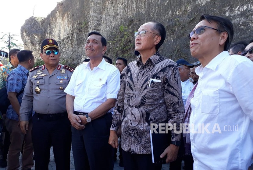 Presiden Bank Dunia, Jim Yong Kim bertolak ke Bali untuk meninjau kesiapan rencana pelaksanaan Pertemuan Tahunan Bank Dunia - Dana Moneter Internasional (IMF) di Bali. Beliau didampingi sejumlah perwakilan Bank Dunia dan menteri Kabinet Kerja.