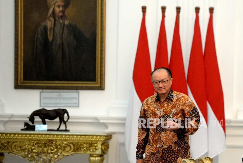  Presiden Bank Dunia Jim Yong Kim memasuki ruangan pertemuan bersama Presiden Joko Widodo di Istana Merdeka, Jakarta, Rabu (26/7)