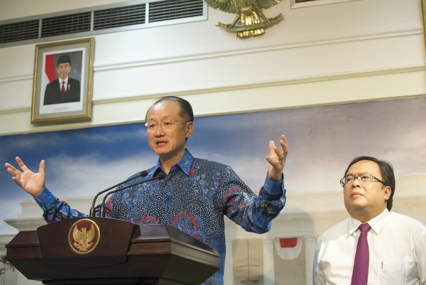 Presiden Bank Dunia (World Bank) Jim Yong Kim (kiri) didampingi Menkeu Bambang Brodjonegoro (kanan) memberikan keterangan pers seusai bertemu Presiden Joko Widodo di Istana Merdeka, Jakarta, Rabu (20/5). 