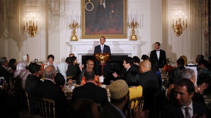 Presiden Barack Obama berbicara saat dia mengadakan makan malam Iftar selama bulan suci Ramadhan di Ruang Makan Negara di Gedung Putih di Washington pada 14 Juli 2014. Acara ini mendaat kecaman luas dari komunitas Muslim Amerika karena kala itu baru saja Obama merestui Israel melakukan serangan ke jalur Gaza melalui operasi militer dengan sandi 'Operation Protective Edge'. 