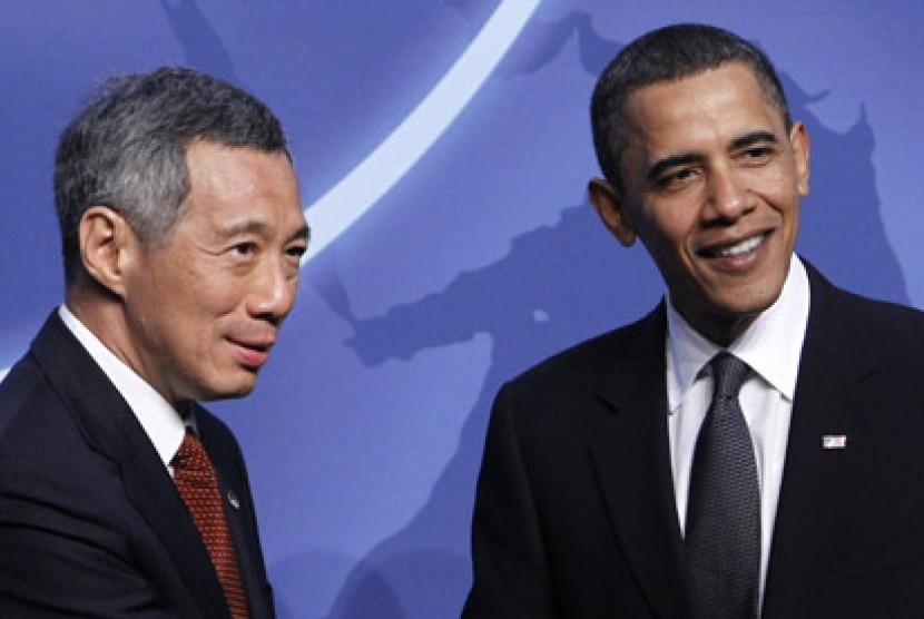 Presiden Barack Obama bersalaman dengan Perdana Menteri Singapura Lee Hsien Loong di Washington pada 12 April 2010.