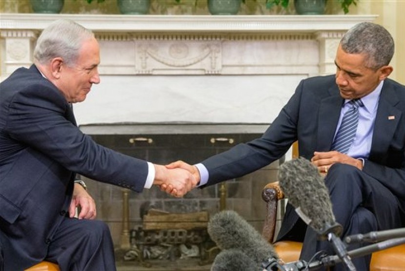 Presiden Barack Obama bersalaman dengan PM Israel Benjamin Netanyahu di Oval Office, Gedung Putih, Washington, Senin (9/11). Kedua pemimpin pertama kali bertemu sejak satu tahun lalu. 