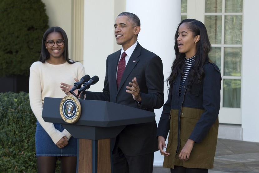 Presiden Barack Obama bersama putrinya Sasha dan Malia.