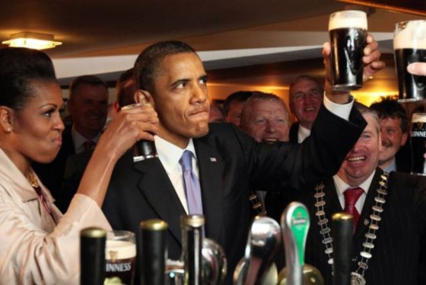 Presiden Barack Obama dan ibu negara Michelle Obama minum bir saat berkunjung ke Irlandia (foto: dok). Gedung Putih merilis resep bir buatan Obama dalam blog resmi mereka. 