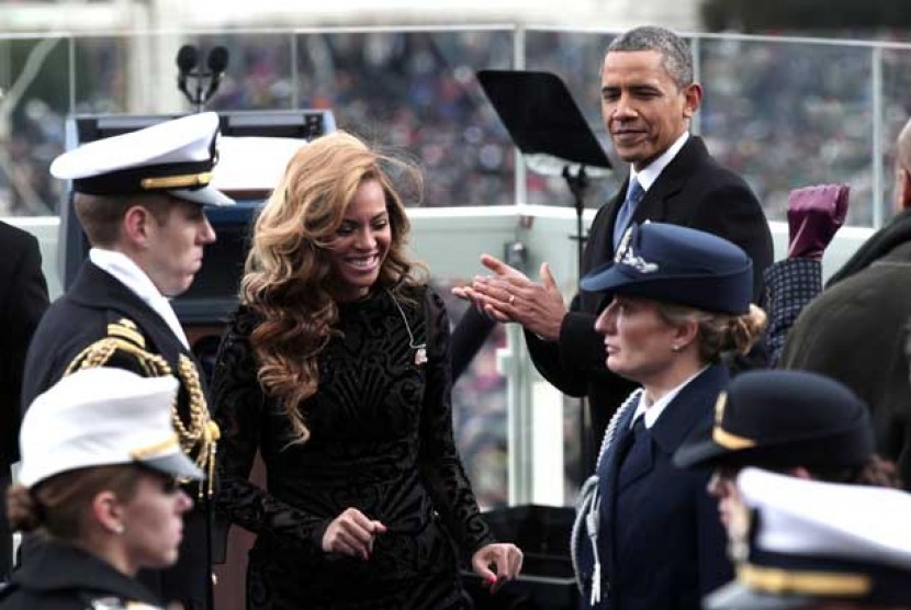 Presiden Barack Obama (kanan) memberikan aplaus kepada penyanyi Beyonce usai menyanyikan lagu kebangsaan dalam acara inagurasi di Washington,Senin (21/1).