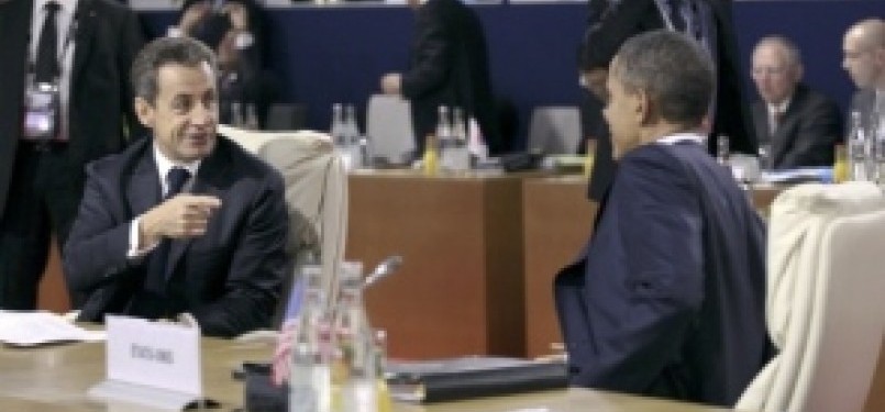 Presiden Barack Obama (kanan) tengah berbicara informal dengan Presiden Nicolas Sarkozy